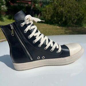 Women's High-Top Lace-Up Sneakers with Side Zippers — Black and Cream